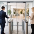 Control de accesos en oficinas: tarjetas RFID, biometría y móvil (pros, contras y costes)