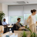 Personas trabajando cómodamente en una oficina con climatización equilibrada